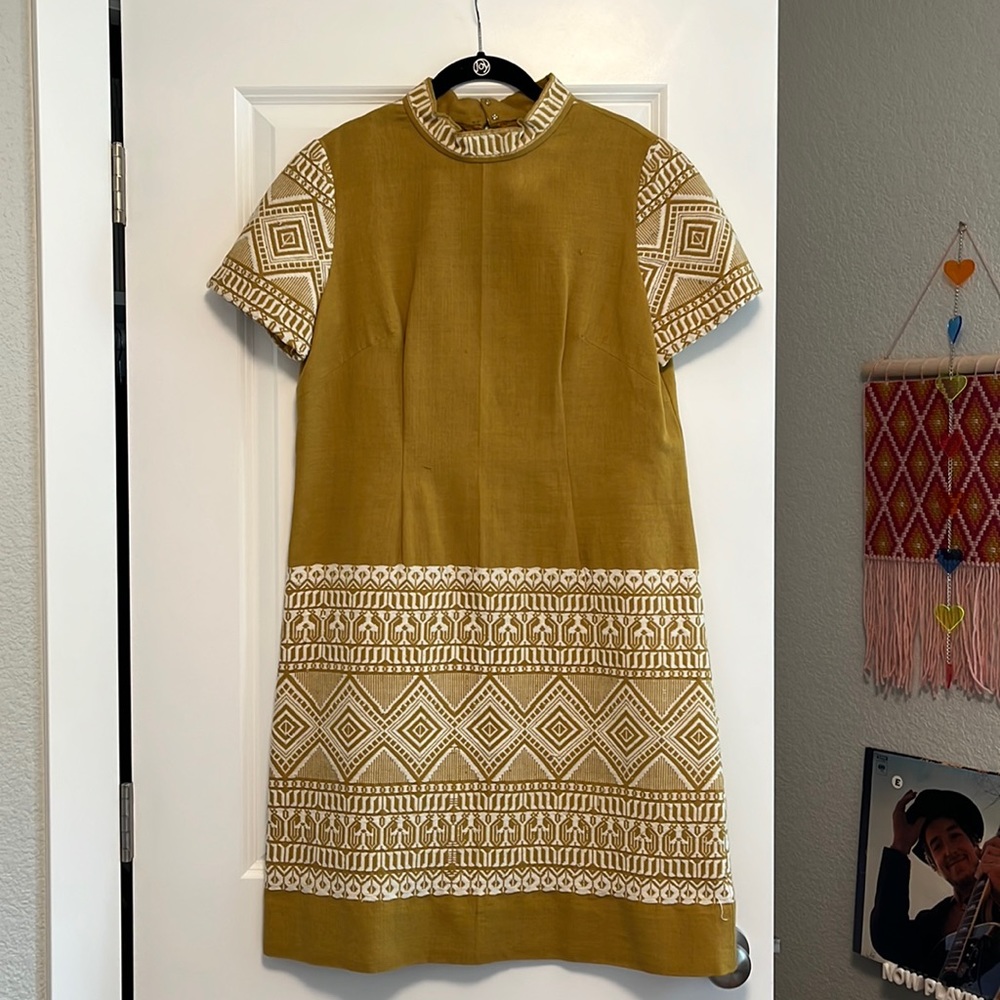 Handmade embroidered vintage 60s mockneck linen dress mustard yellow approx M.